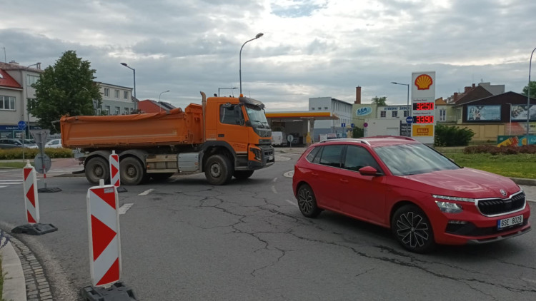 FOTOGALERIE: Stavba kritizovaného parkovacího domu v Prostějově vyvolala uzavírky