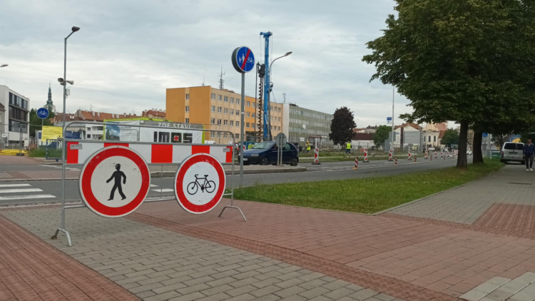 FOTOGALERIE: Stavba kritizovaného parkovacího domu v Prostějově vyvolala uzavírky