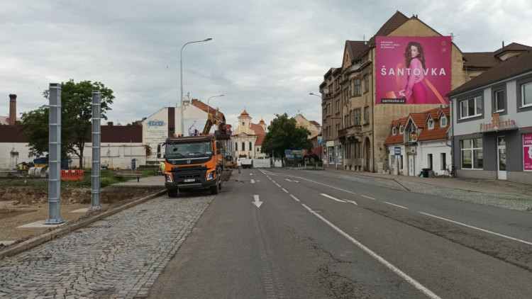 FOTOGALERIE: Stavba kritizovaného parkovacího domu v Prostějově vyvolala uzavírky