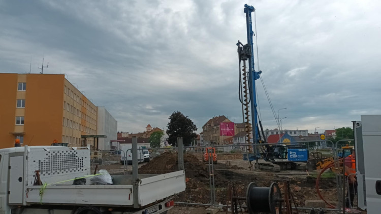 FOTOGALERIE: Stavba kritizovaného parkovacího domu v Prostějově vyvolala uzavírky