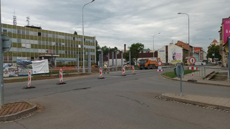 FOTOGALERIE: Stavba kritizovaného parkovacího domu v Prostějově vyvolala uzavírky