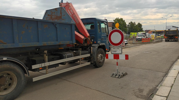 FOTOGALERIE: Stavba kritizovaného parkovacího domu v Prostějově vyvolala uzavírky