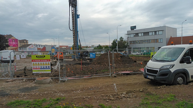 FOTOGALERIE: Stavba kritizovaného parkovacího domu v Prostějově vyvolala uzavírky