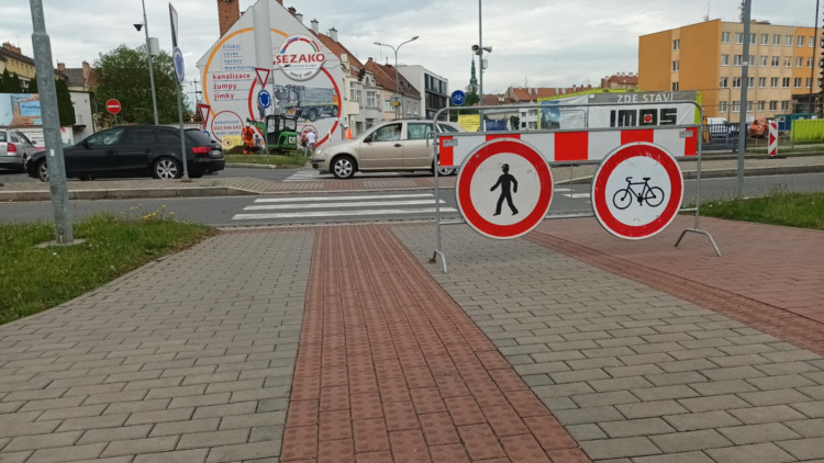 FOTOGALERIE: Stavba kritizovaného parkovacího domu v Prostějově vyvolala uzavírky