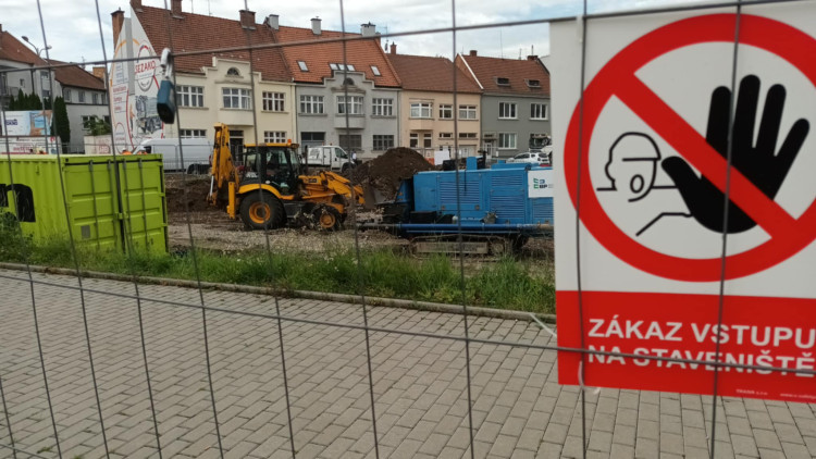 FOTOGALERIE: Stavba kritizovaného parkovacího domu v Prostějově vyvolala uzavírky