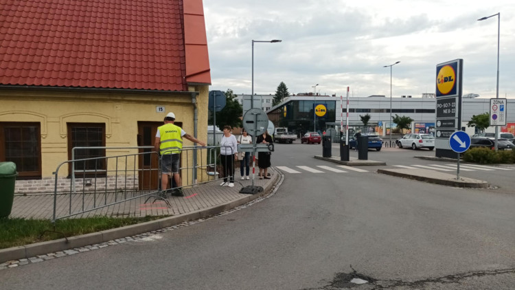 FOTOGALERIE: Stavba kritizovaného parkovacího domu v Prostějově vyvolala uzavírky