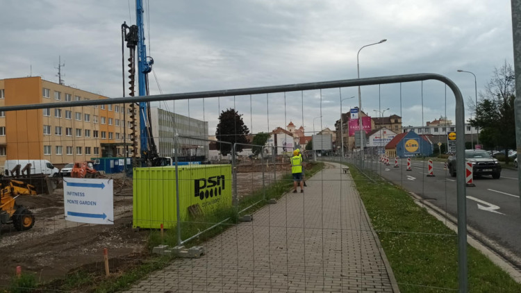 FOTOGALERIE: Stavba kritizovaného parkovacího domu v Prostějově vyvolala uzavírky