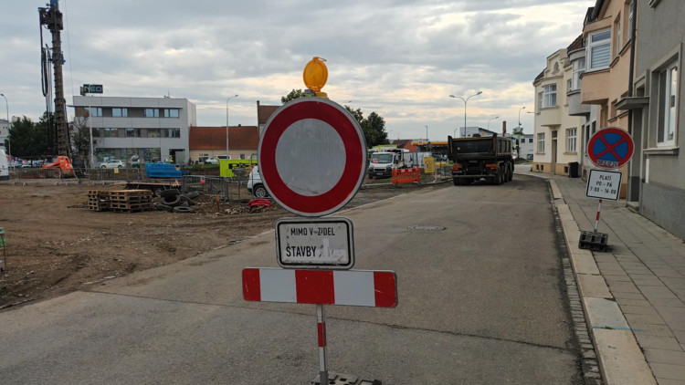 FOTOGALERIE: Stavba kritizovaného parkovacího domu v Prostějově vyvolala uzavírky