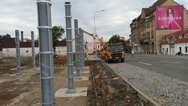 FOTOGALERIE: Stavba kritizovaného parkovacího domu v Prostějově vyvolala uzavírky