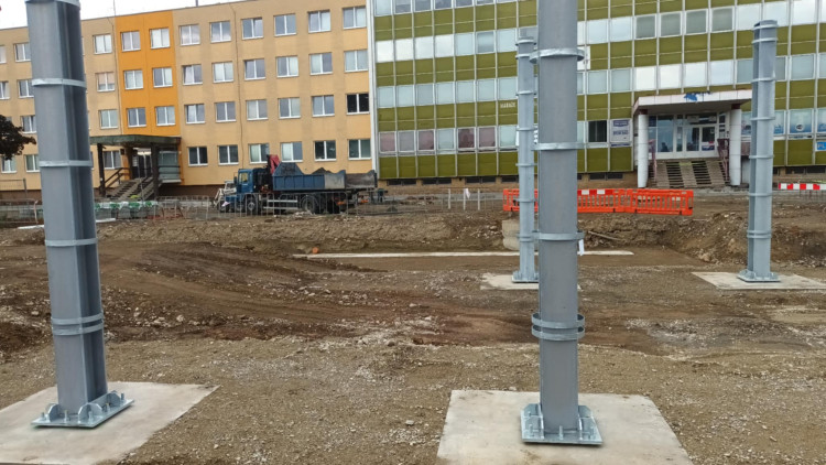 FOTOGALERIE: Stavba kritizovaného parkovacího domu v Prostějově vyvolala uzavírky