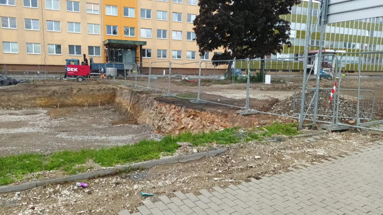 FOTOGALERIE: Stavba kritizovaného parkovacího domu v Prostějově vyvolala uzavírky