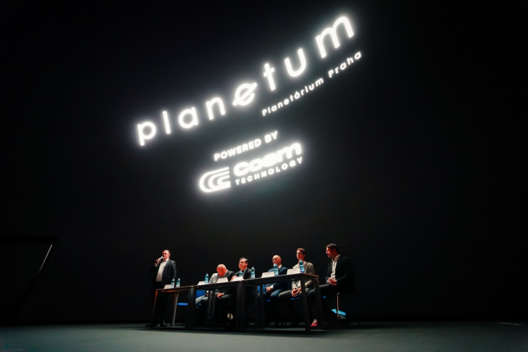 FOTOGALERIE: Pražské planetárium má novou kopuli. Filmy o vesmíru lidé uvidí v 3D iluzi