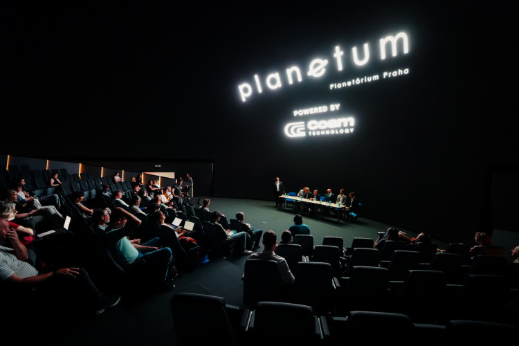 FOTOGALERIE: Pražské planetárium má novou kopuli. Filmy o vesmíru lidé uvidí v 3D iluzi