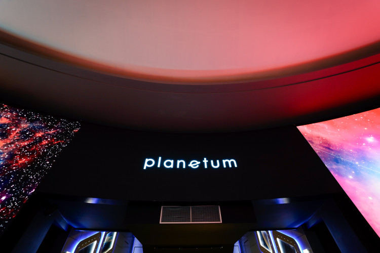 FOTOGALERIE: Pražské planetárium má novou kopuli. Filmy o vesmíru lidé uvidí v 3D iluzi