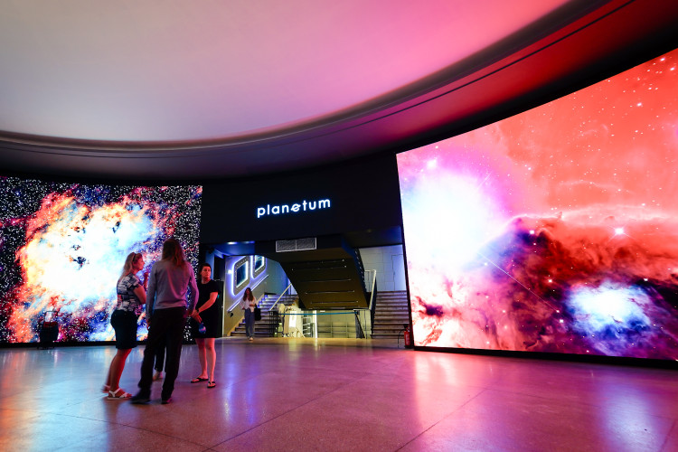 FOTOGALERIE: Pražské planetárium má novou kopuli. Filmy o vesmíru lidé uvidí v 3D iluzi