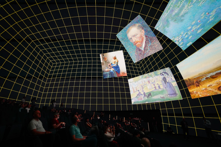 FOTOGALERIE: Pražské planetárium má novou kopuli. Filmy o vesmíru lidé uvidí v 3D iluzi