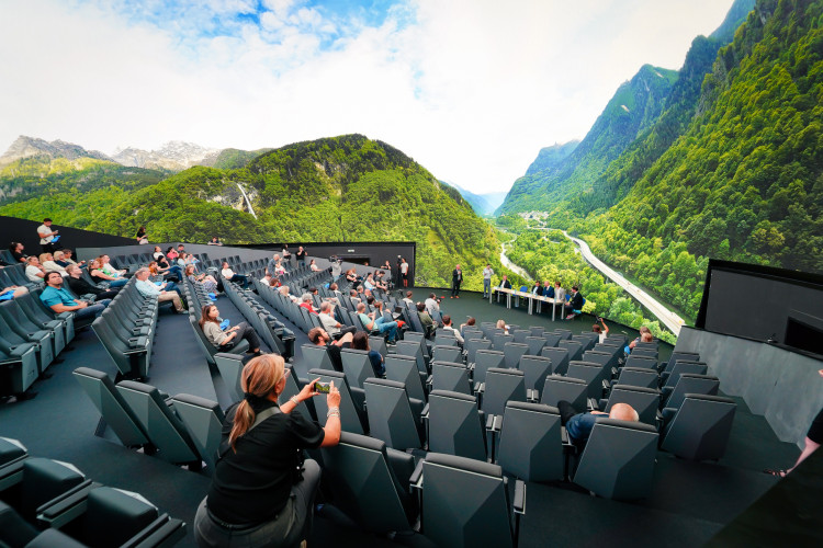 FOTOGALERIE: Pražské planetárium má novou kopuli. Filmy o vesmíru lidé uvidí v 3D iluzi