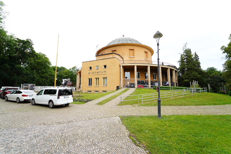 FOTOGALERIE: Pražské planetárium má novou kopuli. Filmy o vesmíru lidé uvidí v 3D iluzi