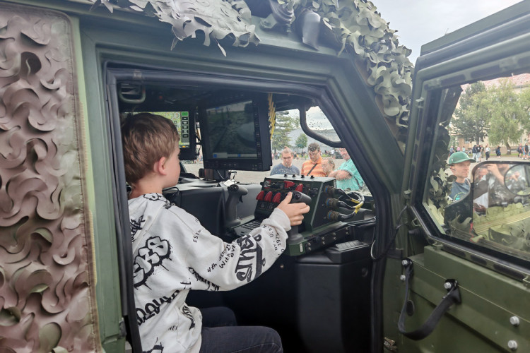 FOTOGALERIE: Den otevřených dveří v armádním areálu v Přáslavicích nabídl akční i statické ukázky