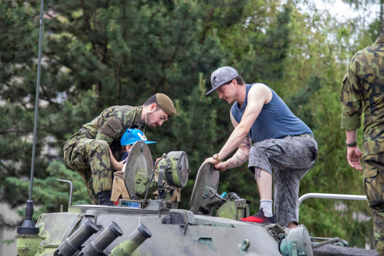 FOTOGALERIE: Den otevřených dveří v armádním areálu v Přáslavicích nabídl akční i statické ukázky
