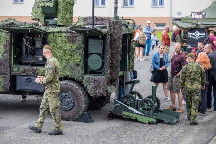 FOTOGALERIE: Den otevřených dveří v armádním areálu v Přáslavicích nabídl akční i statické ukázky