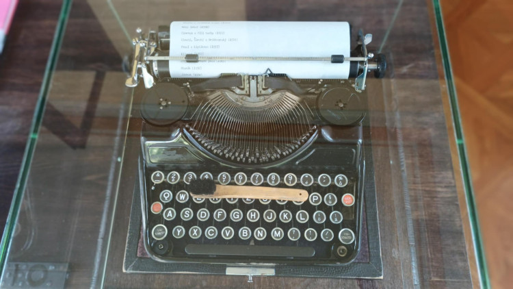 FOTOGALERIE: Zámek v Čechách pod Kosířem otevřel obnovenou expozici Zdeňka a Jana