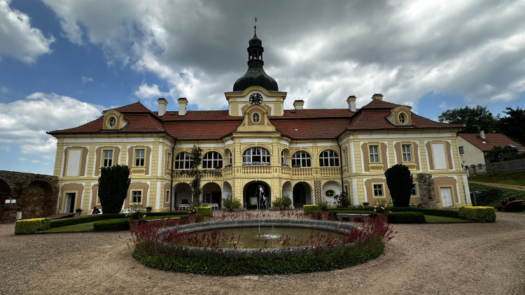 Na zámku v Nebílovech rozkvetly slavné růže