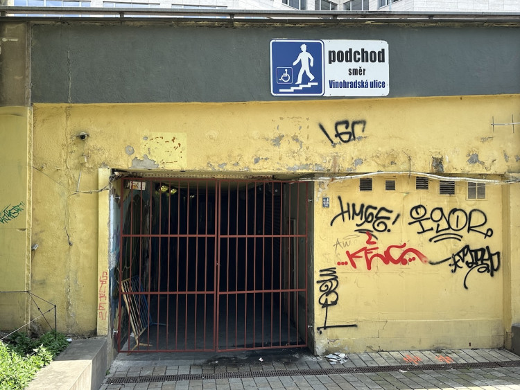 FOTOGALERIE: Co se skrývá za obchodem v podchodu pod magistrálou? Měly tu být garáže, teď prostor zasypou