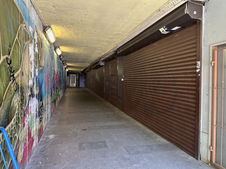 FOTOGALERIE: Co se skrývá za obchodem v podchodu pod magistrálou? Měly tu být garáže, teď prostor zasypou