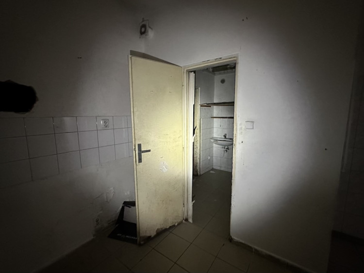 FOTOGALERIE: Co se skrývá za obchodem v podchodu pod magistrálou? Měly tu být garáže, teď prostor zasypou