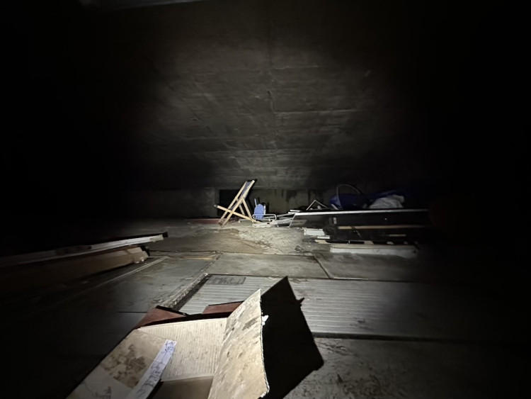 FOTOGALERIE: Co se skrývá za obchodem v podchodu pod magistrálou? Měly tu být garáže, teď prostor zasypou