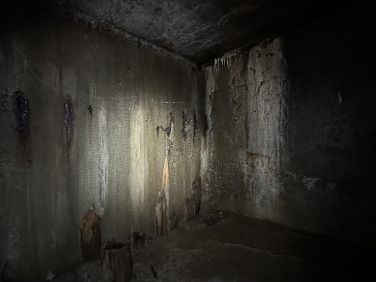 FOTOGALERIE: Co se skrývá za obchodem v podchodu pod magistrálou? Měly tu být garáže, teď prostor zasypou