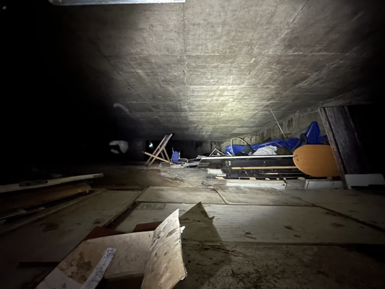 FOTOGALERIE: Co se skrývá za obchodem v podchodu pod magistrálou? Měly tu být garáže, teď prostor zasypou