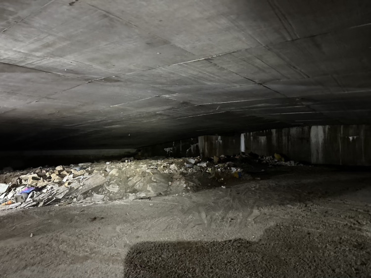 FOTOGALERIE: Co se skrývá za obchodem v podchodu pod magistrálou? Měly tu být garáže, teď prostor zasypou