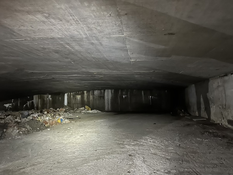 FOTOGALERIE: Co se skrývá za obchodem v podchodu pod magistrálou? Měly tu být garáže, teď prostor zasypou