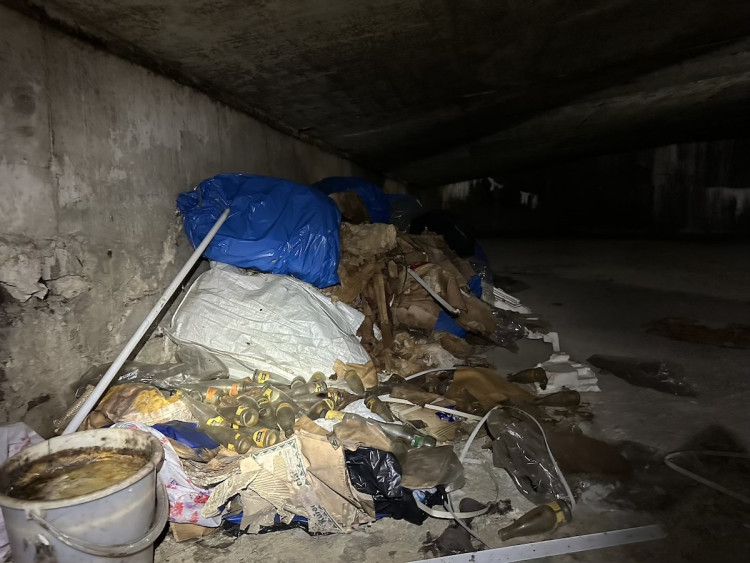 FOTOGALERIE: Co se skrývá za obchodem v podchodu pod magistrálou? Měly tu být garáže, teď prostor zasypou