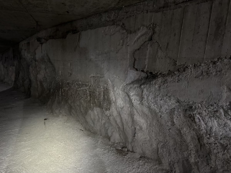 FOTOGALERIE: Co se skrývá za obchodem v podchodu pod magistrálou? Měly tu být garáže, teď prostor zasypou