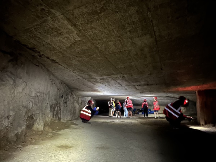 FOTOGALERIE: Co se skrývá za obchodem v podchodu pod magistrálou? Měly tu být garáže, teď prostor zasypou