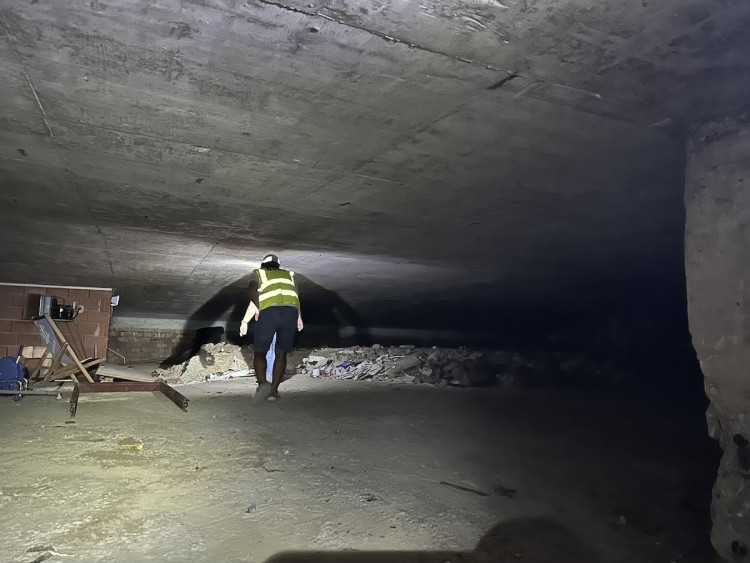 FOTOGALERIE: Co se skrývá za obchodem v podchodu pod magistrálou? Měly tu být garáže, teď prostor zasypou