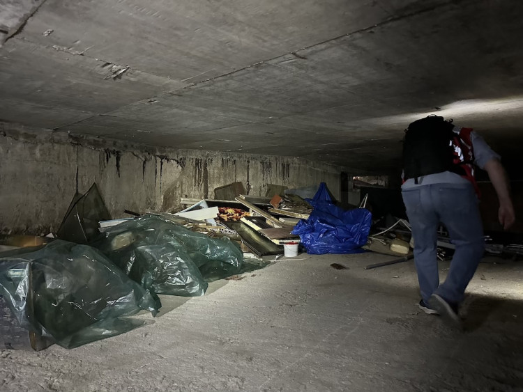 FOTOGALERIE: Co se skrývá za obchodem v podchodu pod magistrálou? Měly tu být garáže, teď prostor zasypou