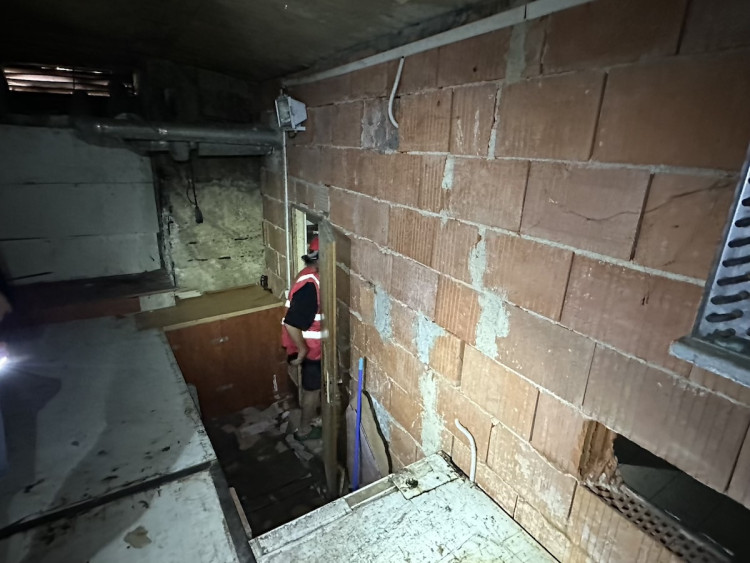 FOTOGALERIE: Co se skrývá za obchodem v podchodu pod magistrálou? Měly tu být garáže, teď prostor zasypou