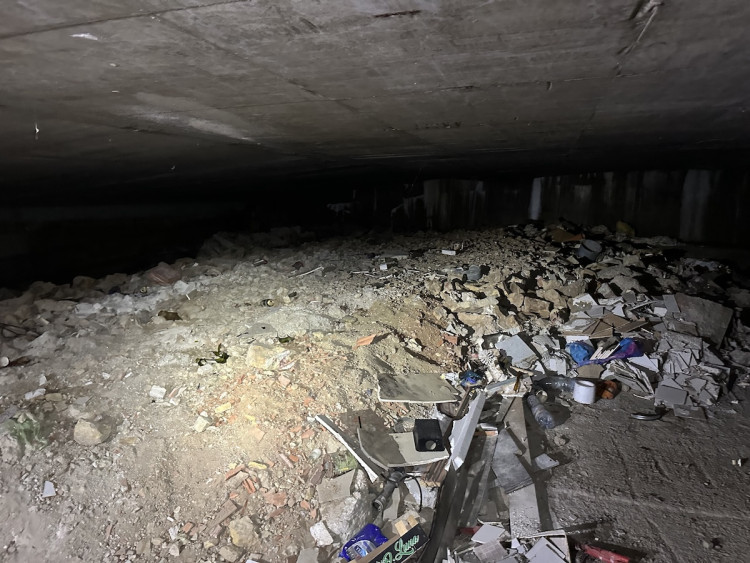 FOTOGALERIE: Co se skrývá za obchodem v podchodu pod magistrálou? Měly tu být garáže, teď prostor zasypou