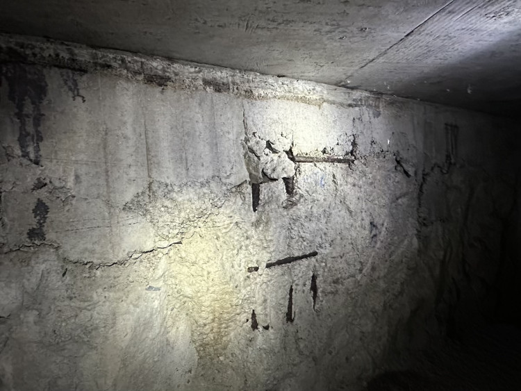 FOTOGALERIE: Co se skrývá za obchodem v podchodu pod magistrálou? Měly tu být garáže, teď prostor zasypou