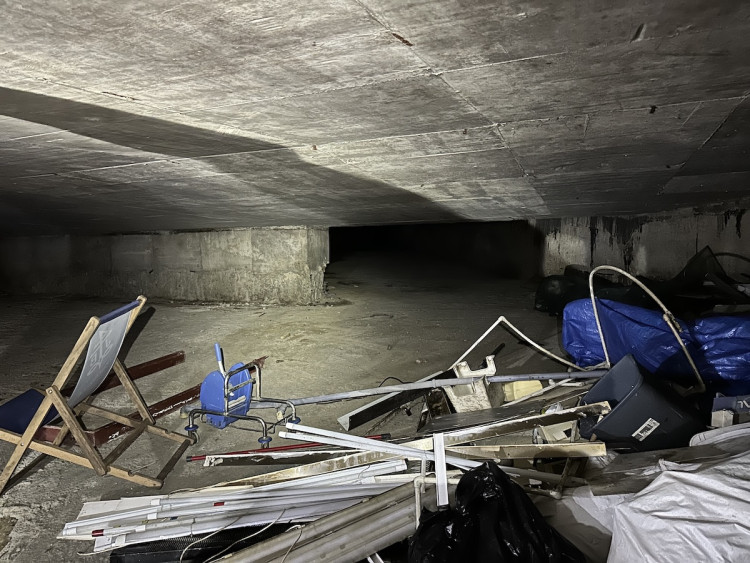 FOTOGALERIE: Co se skrývá za obchodem v podchodu pod magistrálou? Měly tu být garáže, teď prostor zasypou