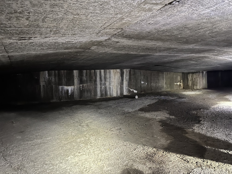 FOTOGALERIE: Co se skrývá za obchodem v podchodu pod magistrálou? Měly tu být garáže, teď prostor zasypou