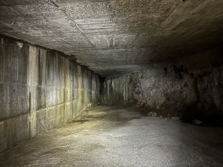 FOTOGALERIE: Co se skrývá za obchodem v podchodu pod magistrálou? Měly tu být garáže, teď prostor zasypou