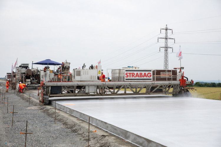 FOTOGALERIE: Klíčová část dálnice D1 u Přerova dostává finální cementobetonový povrch