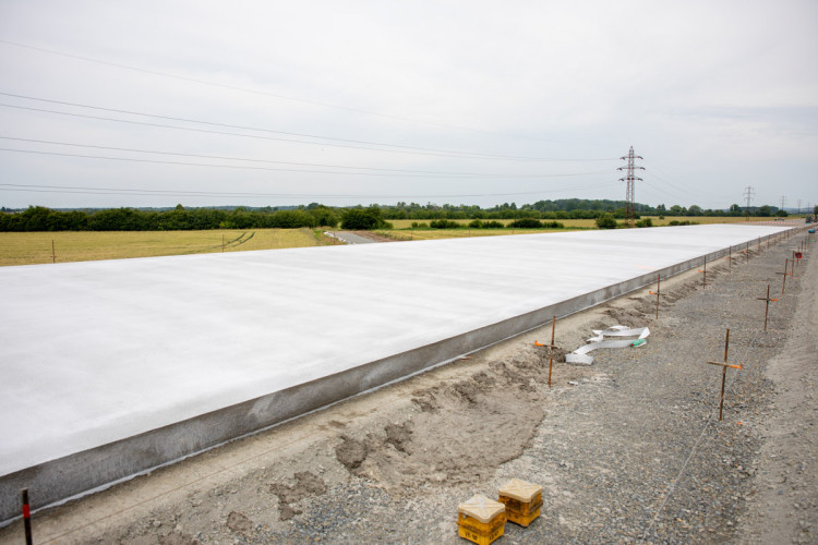 FOTOGALERIE: Klíčová část dálnice D1 u Přerova dostává finální cementobetonový povrch