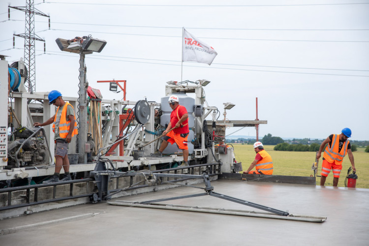 FOTOGALERIE: Klíčová část dálnice D1 u Přerova dostává finální cementobetonový povrch