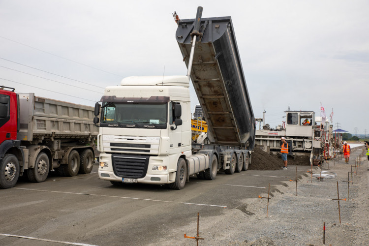FOTOGALERIE: Klíčová část dálnice D1 u Přerova dostává finální cementobetonový povrch